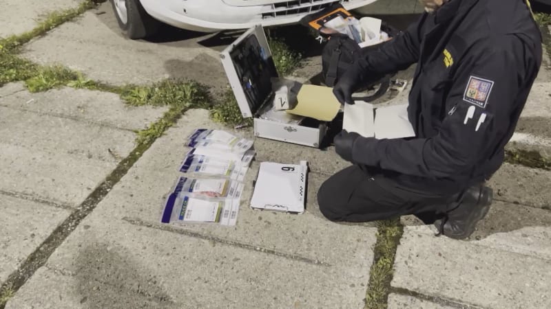 Cizinci vykrádali bankomaty, přišli si na statisíce. Policie je dopadla „za pět dvanáct“