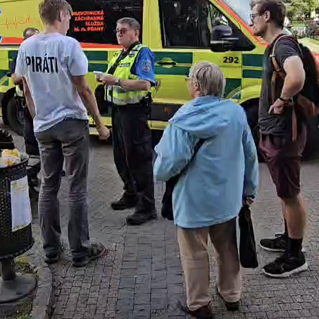 Dobrovolník Pirátů dostal při rozdávání letáků rány do hlavy, útočníka hledá policie