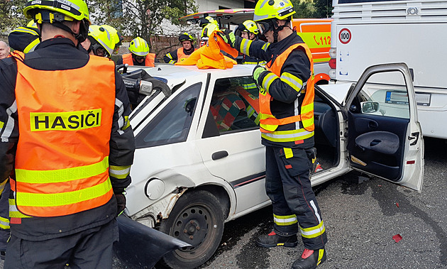 Srážka autobusu a dvou aut na Semilsku. Pro vážně zraněného letěl vrtulník