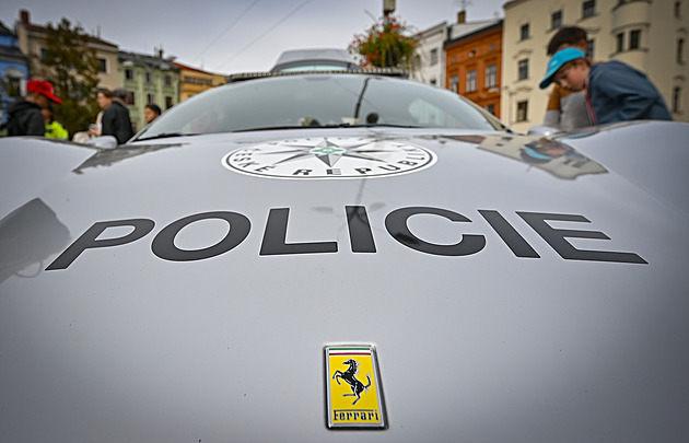 Policejní ferrari už najelo přes 35 000 km. Rozdává pokuty za rychlost i mobil