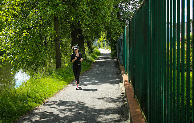 Úzká stezka u Malše roky čeká na rozšíření. Pivovar slíbil další jednání