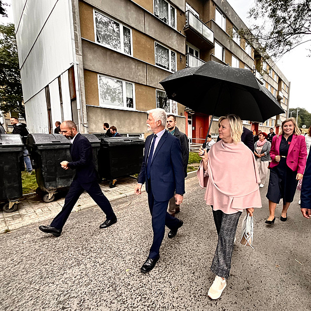 Zaostalá místa potáhnou dolů celou zemi, řekl Pavel. Zamířil i do vyloučené čtvrti