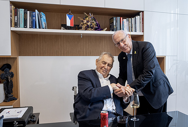 Setkání u skleničky vína. Bývalý izraelský prezident přijel za Zemanem do kanceláře