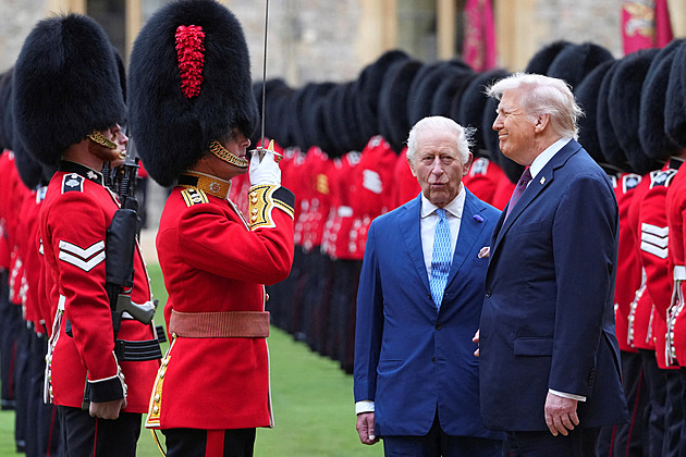 Jízda kočárem, grandiózní přehlídka. Trumpa přijali ve Windsoru se vší pompou