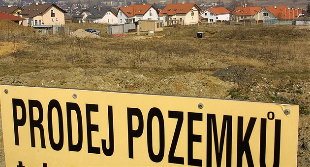 Kvůli nebezpečnému odpadu nemohou na pozemcích stavět. Vraťte peníze, žádají město