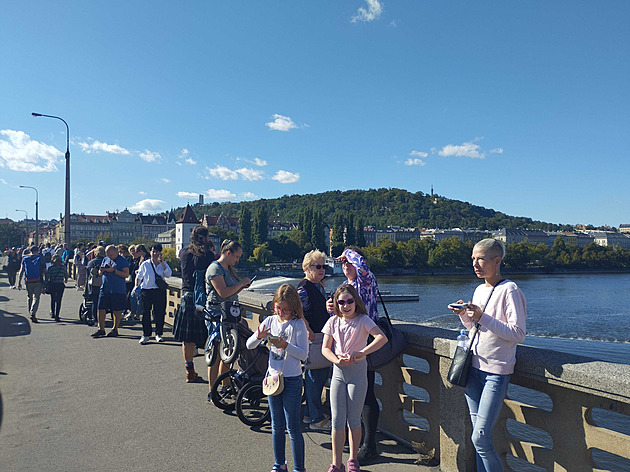 Lidé na pražských mostech čekají na průlet stíhaček, akce se ale posouvá
