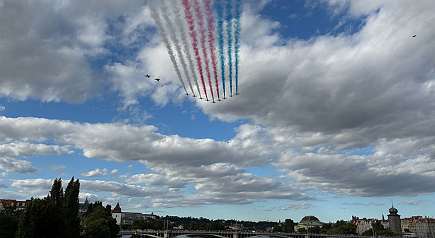 Unikátní přelet stíhaček nad Prahou. Show sledovaly tisíce lidí