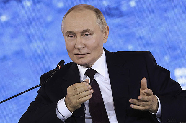 Že se nám zpomaluje růst? To schválně, abychom potlačili inflaci, vysvětlil Putin