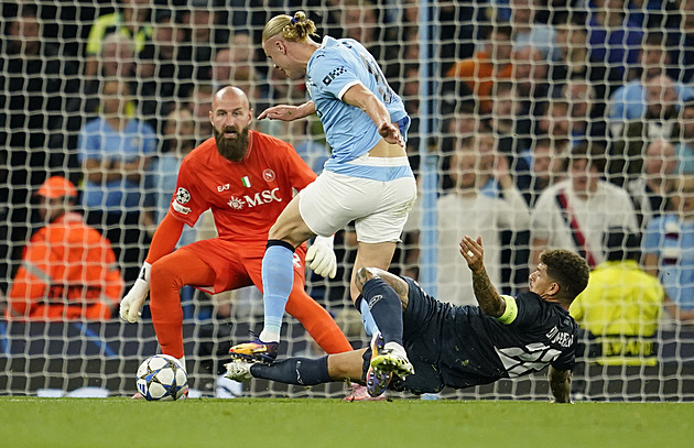 ONLINE: Newcastle hraje s Barcelonou, City vede nad Neapolí. Leverkusen vyválčil bod