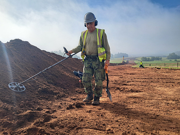 Cenný objev. V trase budoucí D11 našli hromadný hrob vojáků z bitvy roku 1745