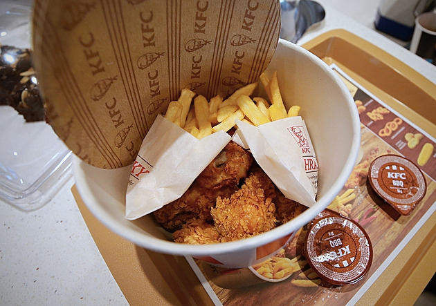 V libereckém KFC nachystali pro zákazníky prošlé kuřecí, odhalila inspekce