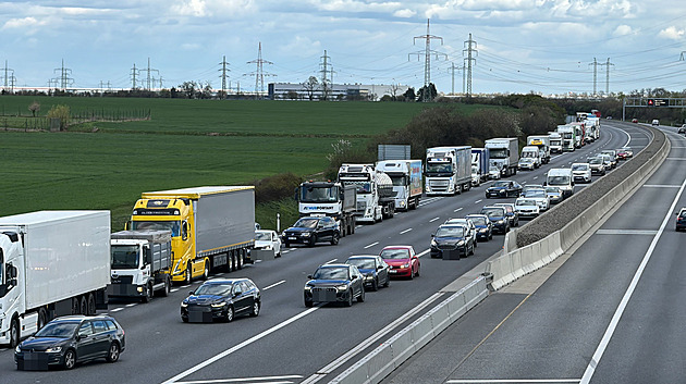 Hromadná nehoda sedmi vozidel uzavřela na více než hodinu dálnici D5 u Rokycan