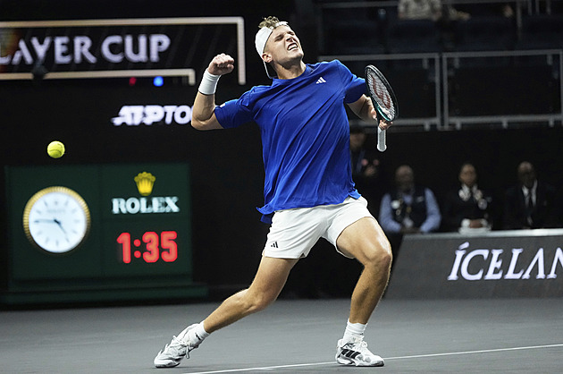 Menšík jako první Čech vyhrál zápas na Laver Cupu, pak triumfoval i s Alcarazem