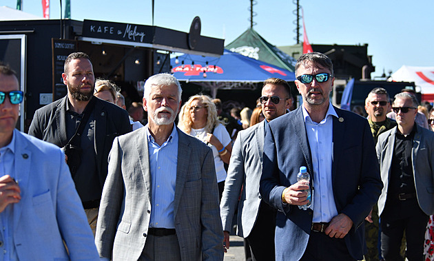 Obrazce z kouře, průlet bombardéru. Prezident se na Dnech NATO fotil s lidmi