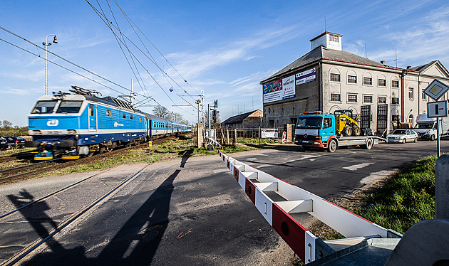 V Křižanovicích se srazilo auto s vlakem, řidička zemřela. Provoz na trati stojí