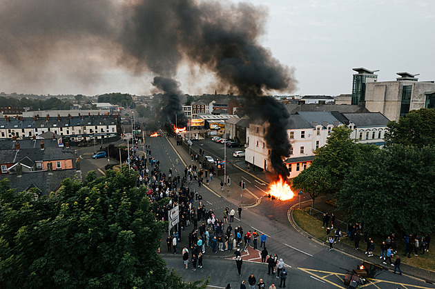 Nové Troubles? V Severním Irsku bobtná nenávist vůči menšinám. Úřady panikaří