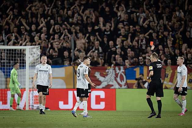 Červená pro Vydru? Jasná, řekl expert. Plzeňský kouč Koubek nesouhlasil