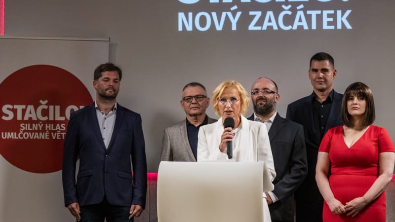 Stačilo! slibuje zrušit církevní sňatky. Je to Gottwaldův program, běsní Výborný