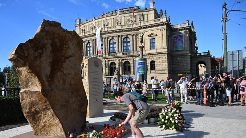 Na Filozofické fakultě UK odhalili desku s vytesanými jmény čtrnácti obětí střelby 