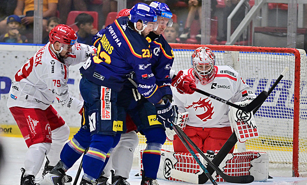 Kvůli marodce hokejistů Hradce Králové byl odložen úterní zápas v Třinci