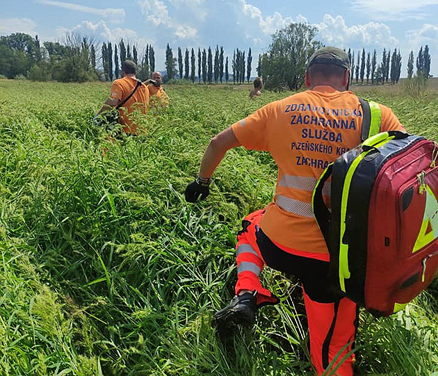 Na Plzeňsku spadlo letadlo v těžce přístupném terénu, první zprávy mluví o požáru