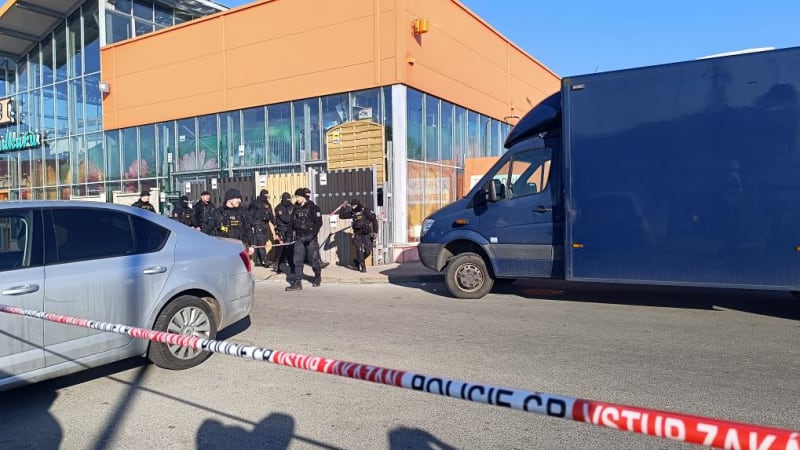 Chladnokrevně ubodal prodavačky v Hradci, mladíkovi hrozí nejvýše 10 let. Soud podrobnosti tají