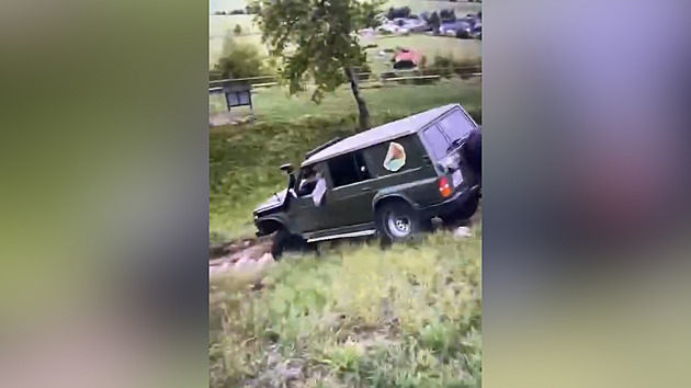 Vandalové řádili na chráněné zřícenině s džípem. Pak se káli a vrhli na nápravu