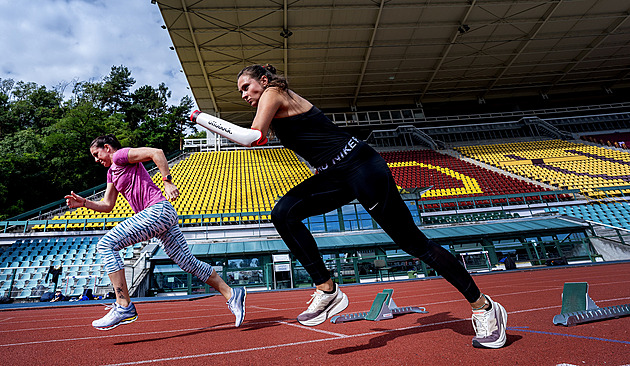 Vázat tkaničku jednou rukou? Nemožné! Mistryni světa Hejnovou učila para atletka