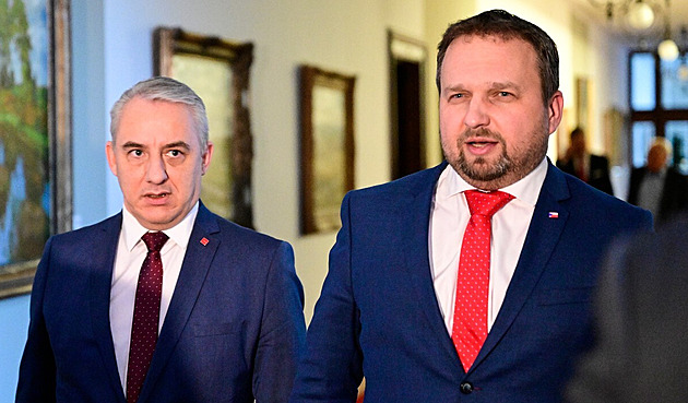 Platy ve veřejném sektoru vzrostou až o 9 procent. Učitelům tarify o 7 procent