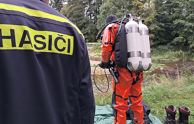 Manévry u Volyňky. Komu patří dámské boty a oblečení u jezu? Hasiči hledají v řece