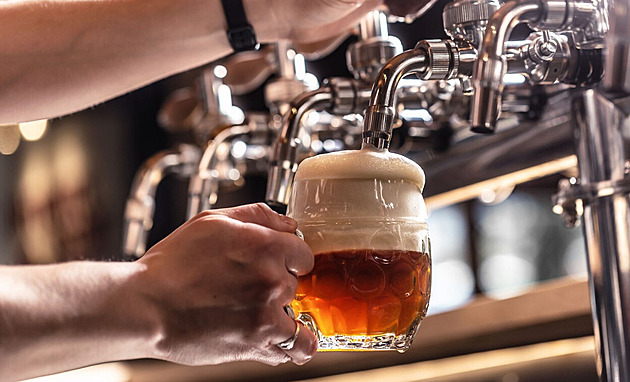 Chladné léto zamávalo tržbami hostinských. Podniky zely prázdnotou, říkají data