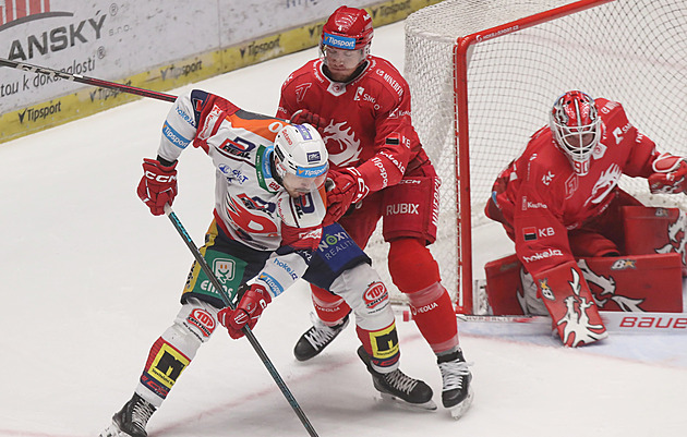 ONLINE: Třinec vede v Pardubicích už o dva góly, za domácí nastoupil Červenka