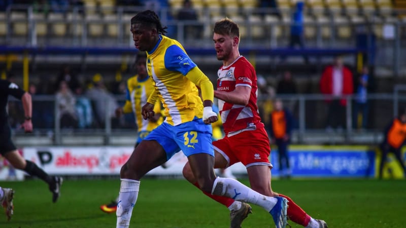 Zápas se změnil v tragédii. Exfotbalista Arsenalu utrpěl zranění mozku a zemřel. Bylo mu 21 let