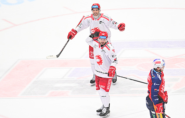 Blázinec. Pardubice stáhly čtyřbrankový náskok, gólem z poslední minuty ale padly