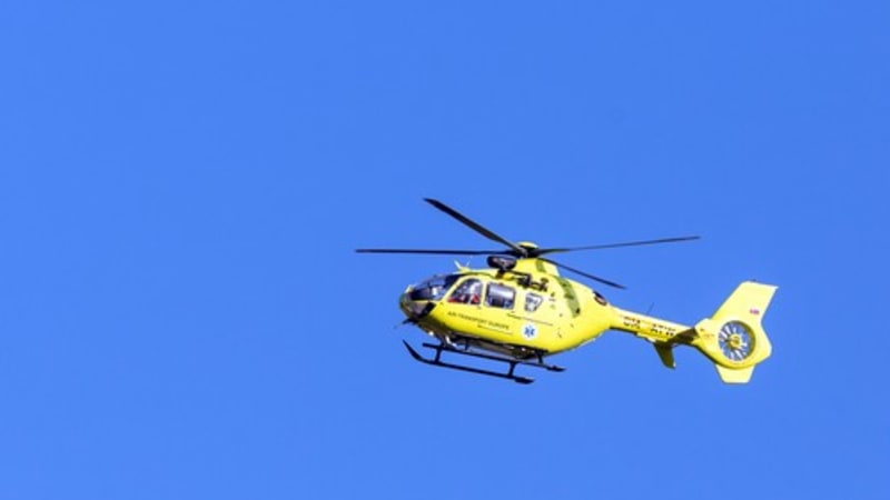 Dopravní kolaps na D5: U pumpy se srazily dva kamiony. Zasahuje záchranářský vrtulník