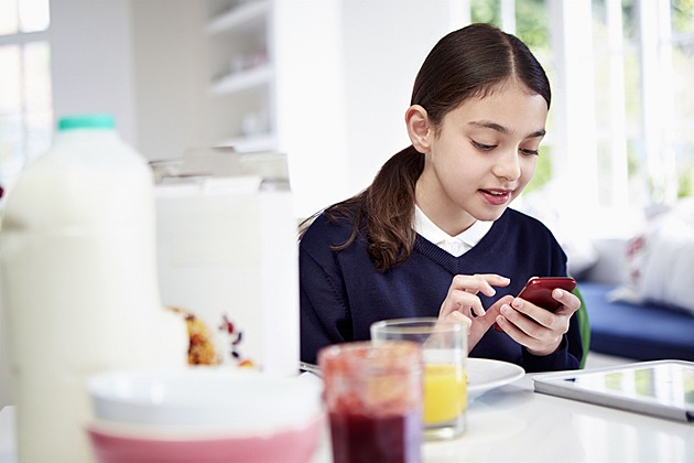 Sociální sítě a krátká videa působí dětem psychické problémy. Hlavně dívkám
