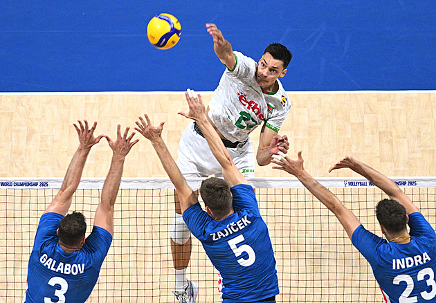 Volejbal ONLINE: Češi dotáhli semifinále s Bulhary na 1:1, ve třetím setu prohrávají