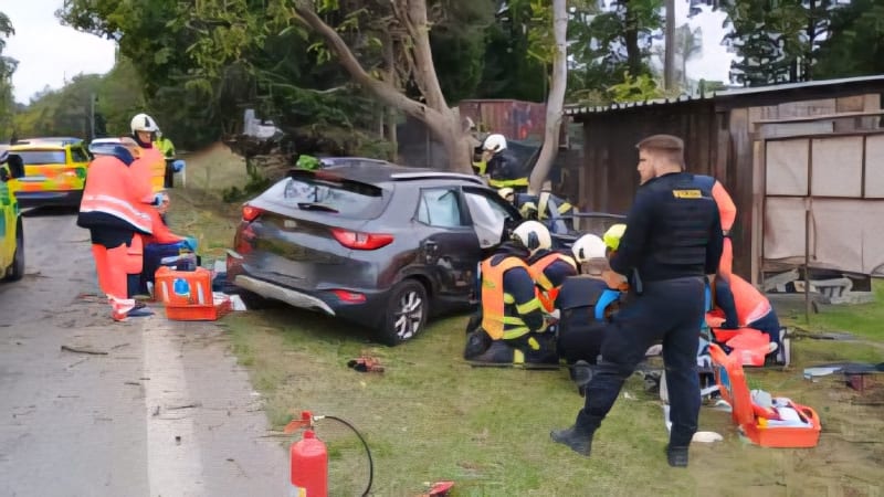 Tragická nehoda u Boršova. Po nárazu do stromu zemřeli dva lidé, snaha záchranářů byla matná