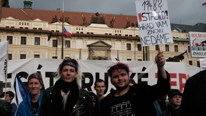 REPORTÁŽ: Rozdělená společnost u Hradu a Sládek bez povšimnutí. Atmosféra před volbami houstne