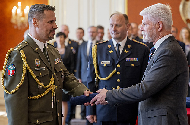 Generála odpovědného za drony napadl někdo nožem. Je vážně zraněn v nemocnici