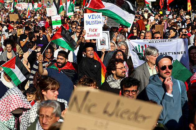 V Berlíně demonstrovalo 50 tisíc lidí za Palestinu. Policie vyhlásila pohotovost