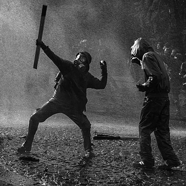 Anarchisté se drali na Pakul, fotograf dostal dlažební kostkou. Ale stálo to za to