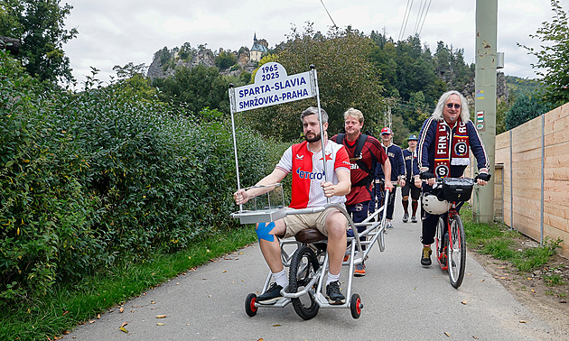 Sparťan tlačí, slávista se veze. Výprava mířící na derby večeří už před polednem