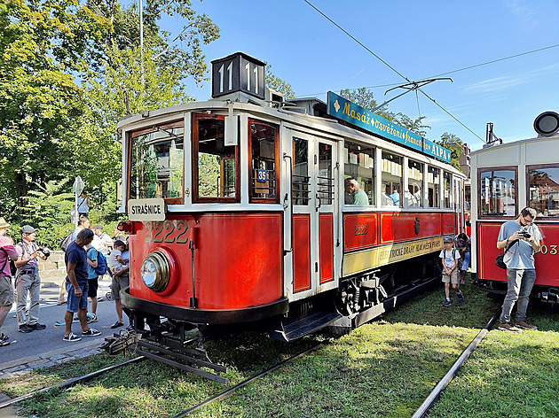 Co tramvaj, to příběh. Podívejme se na průvod pražských tramvají podrobněji