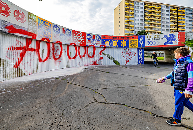 Vandal v Hradci přetřel graffiti gruzínské autorky, asi mu vadila dotace