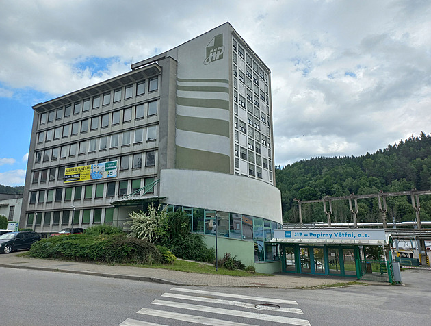 Naposledy do práce. Papírny ve Větřní končí, město lidem hledá zaměstnání