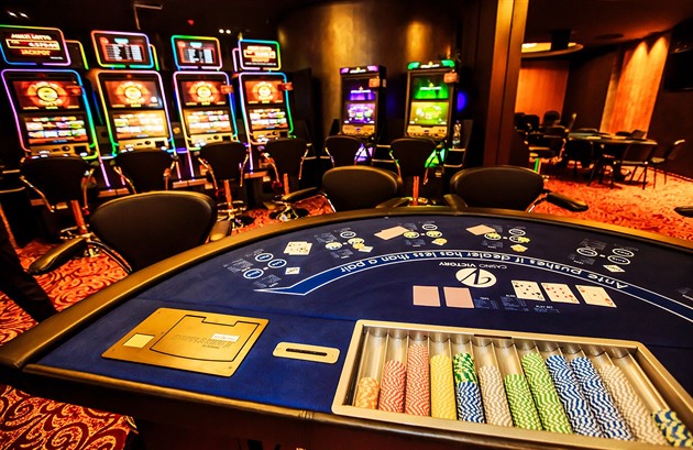 Čert s automatem láká v Poličce k referendu, opozice chce skoncovat s hazardem