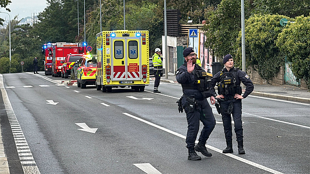 Pražská estakáda na Vysočanské je uzavřena. Možný nález miny prověřuje pyrotechnik