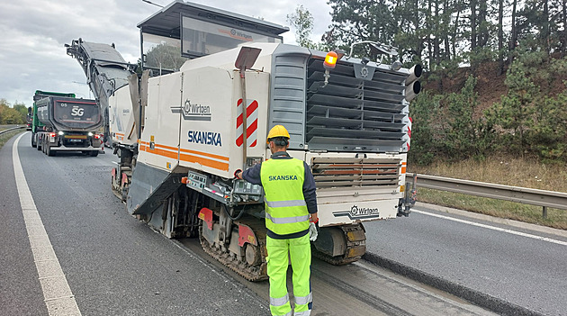 Na opravě D10 pracují silničáři i v noci, aby snížili dopad na plynulost dopravy