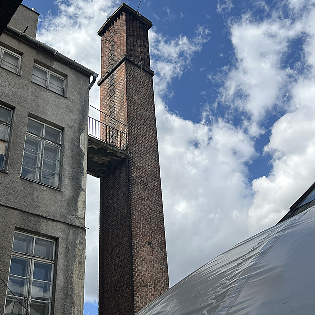Komín opavské Bredy už se nezřítí. Cihly zachránili. Restaurátoři čistí kopuli